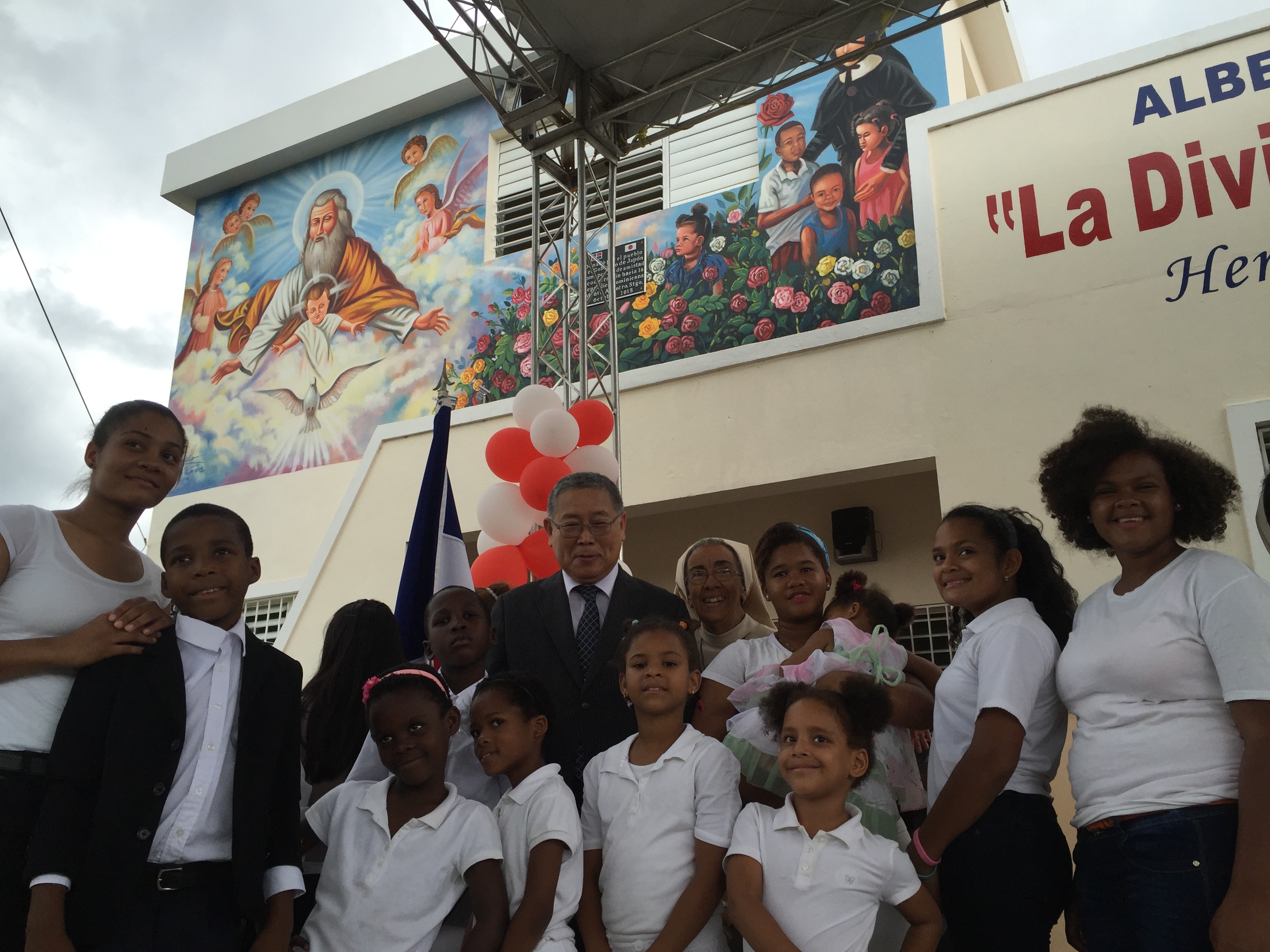Niños del Albergue junto al Embajador